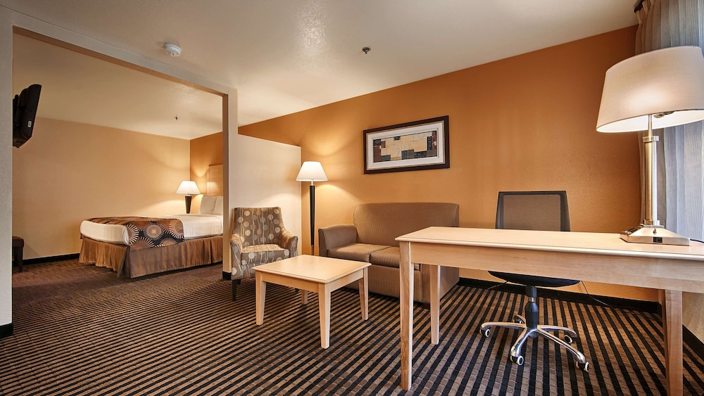 Suite, 1 King Bed, Non Smoking, Refrigerator - Photo 1