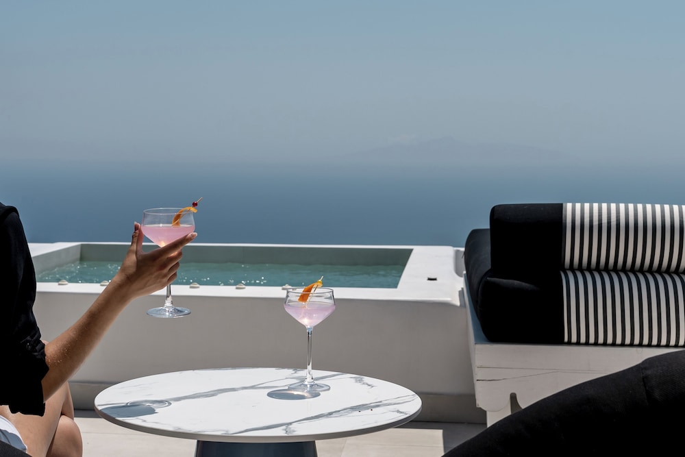 Deluxe Suite with Sea View and Hot Tub - Photo 13