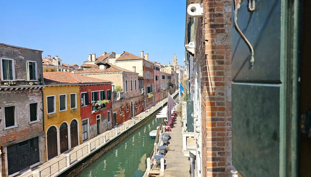 Classic Apartment, Canal View photo 1