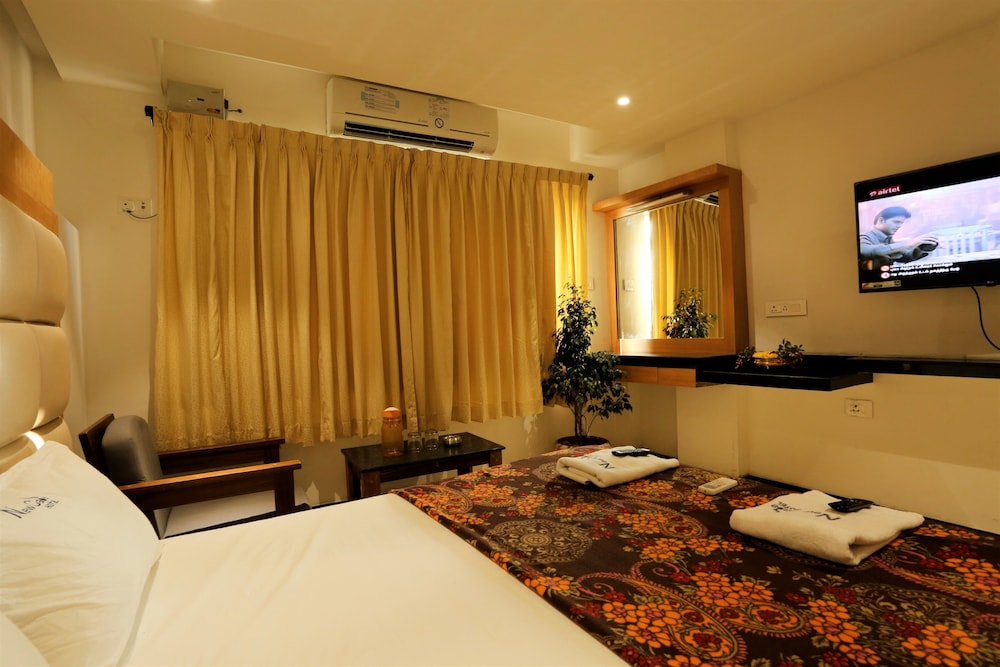 Deluxe Room, 1 King Bed, Non Smoking photo 3