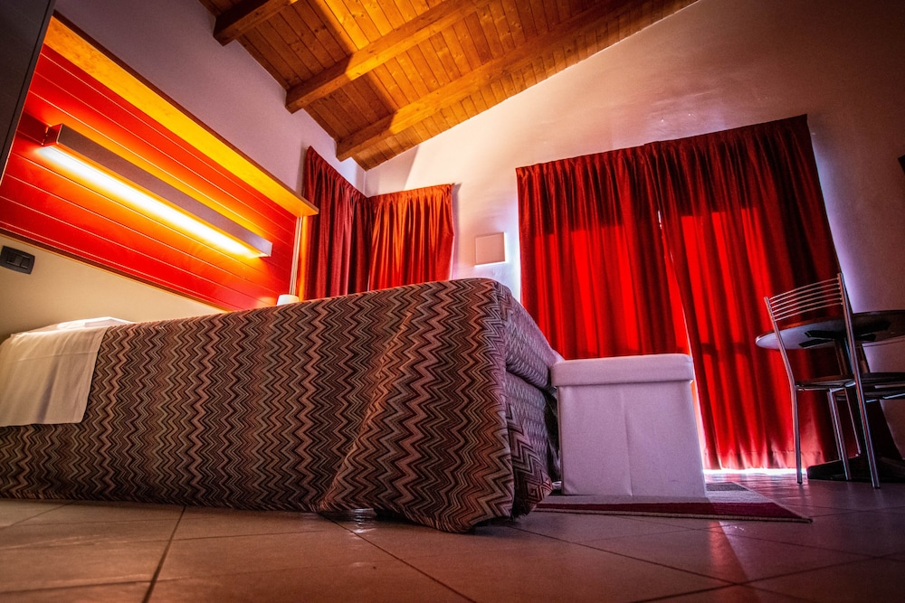 Zimmer im Gästezimmer - Geräumiges Doppelzimmer in Alba, Foto 22