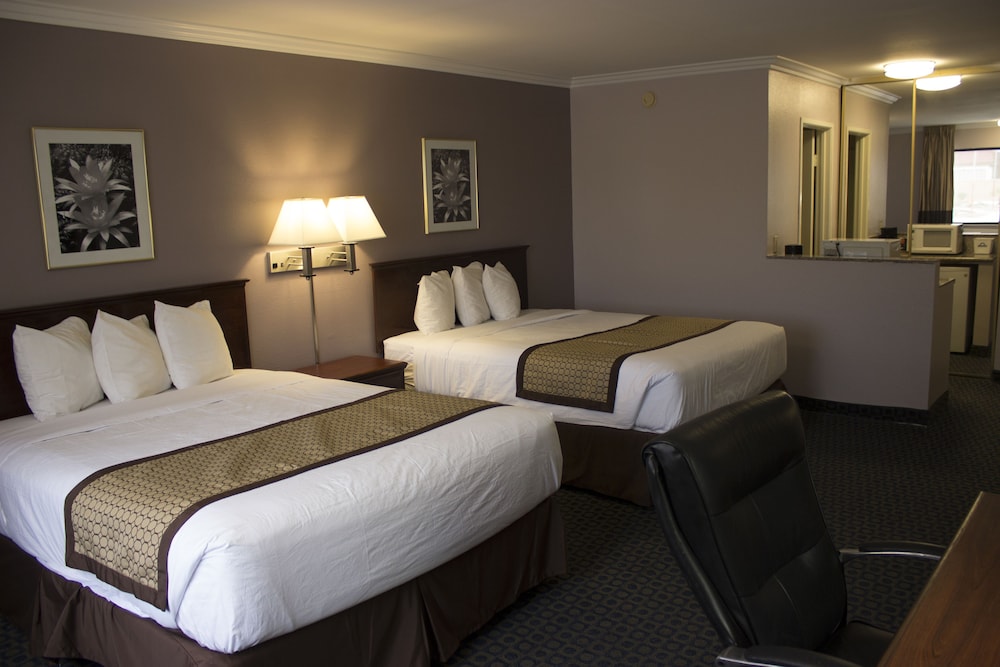 Room, Multiple Beds, Smoking (Mobility/Hearing/Roll-In Shower) - Photo 2