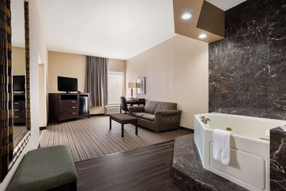 Room, 1 King Bed, Non Smoking, Jetted Tub photo 1