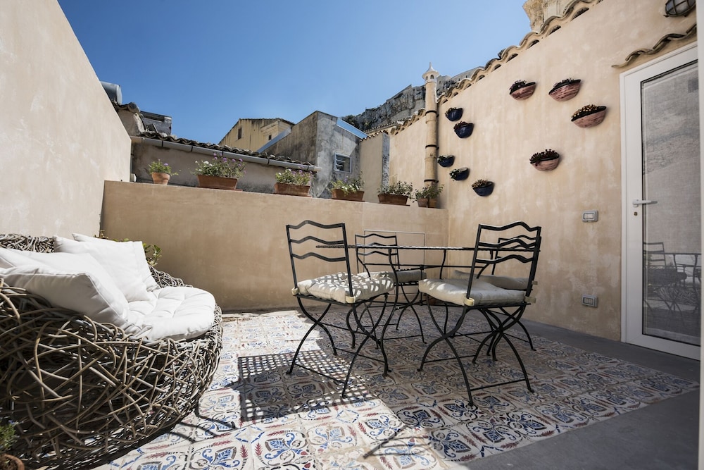 Basic Double Room (Guglielmino, letto alla francese) photo 2