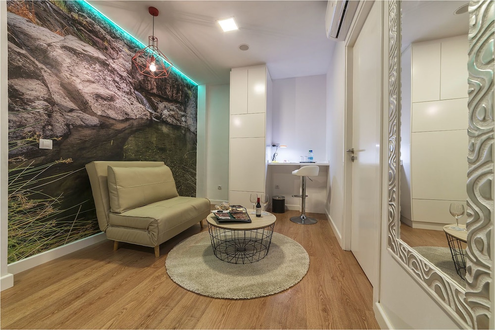 Studio Suite, 1 Queen Bed with Sofa bed thumbnail 5