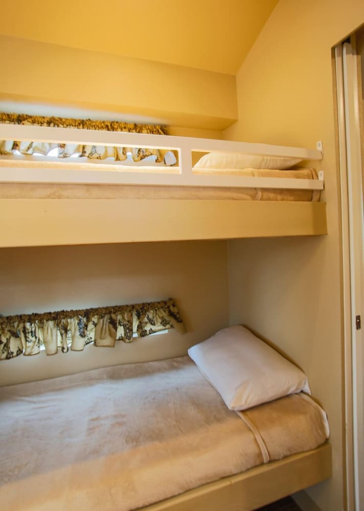 Cottage, 2 Bedrooms, Kitchenette (Pets OK, Linens not included) photo 2
