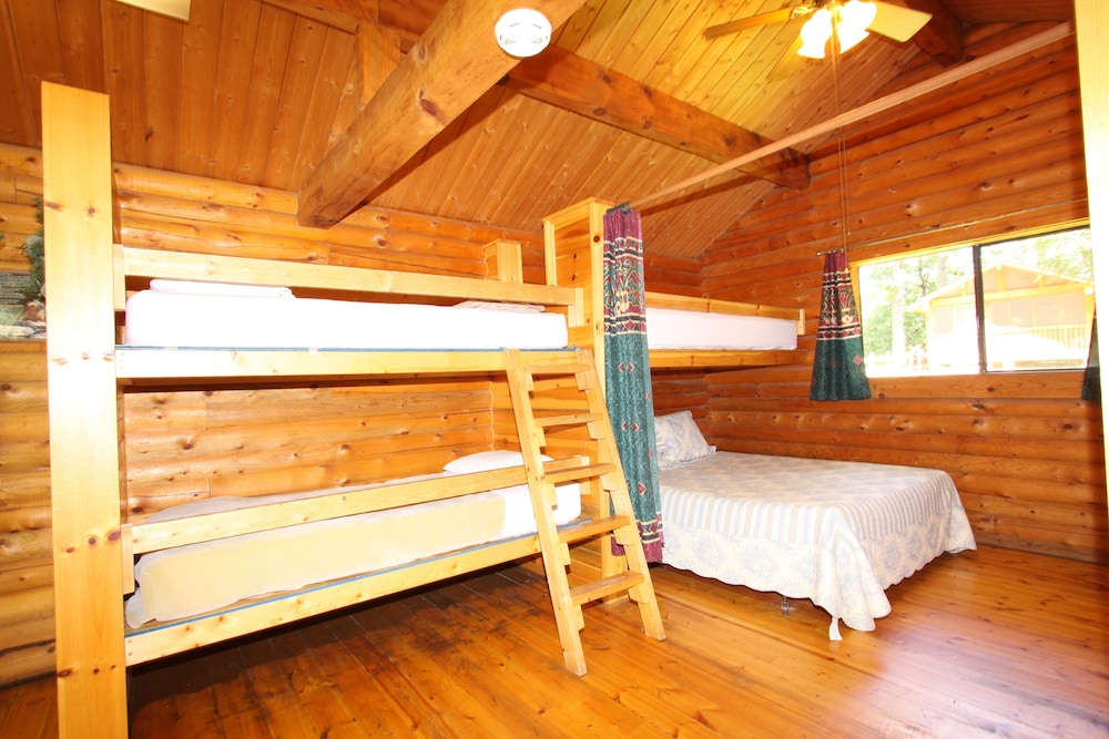 Cabin (No Pets, Linens Incl) photo 2