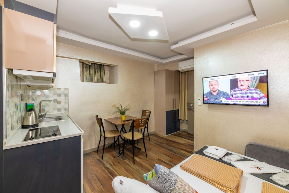 T) Two Bedroom Apartment with Balcony photo 3