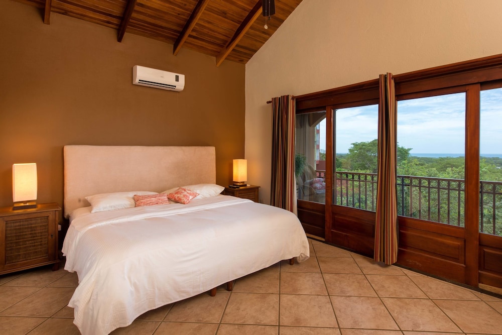 Deluxe Room, 1 King Bed, Balcony, Ocean View