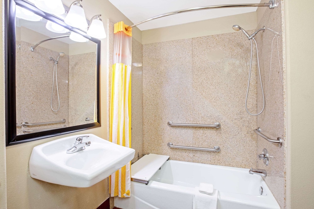 Room, 1 King Bed, Non Smoking (Mobility,Hearing,Roll-In Shower) - Photo 4