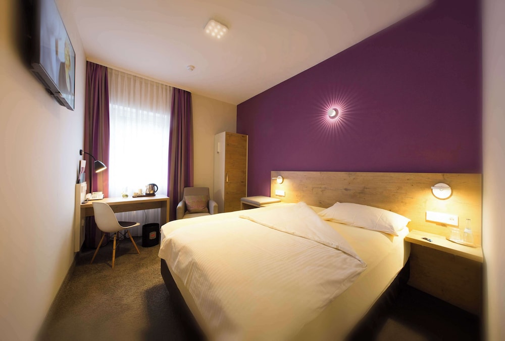 Standard Room, 1 Queen Bed - Photo 3