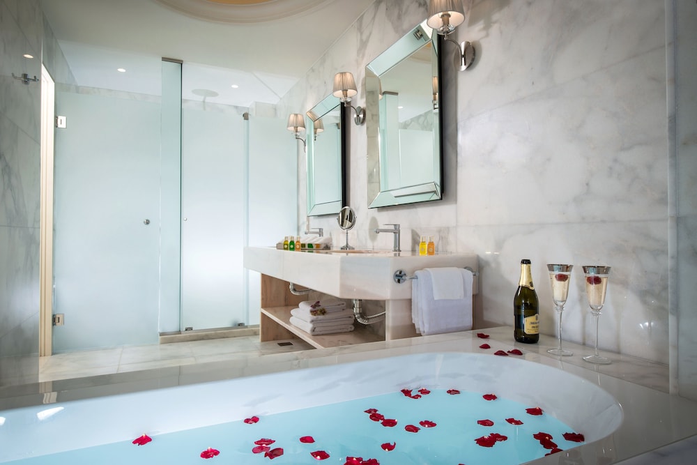 Luxury Heated Pool Suite photo 3