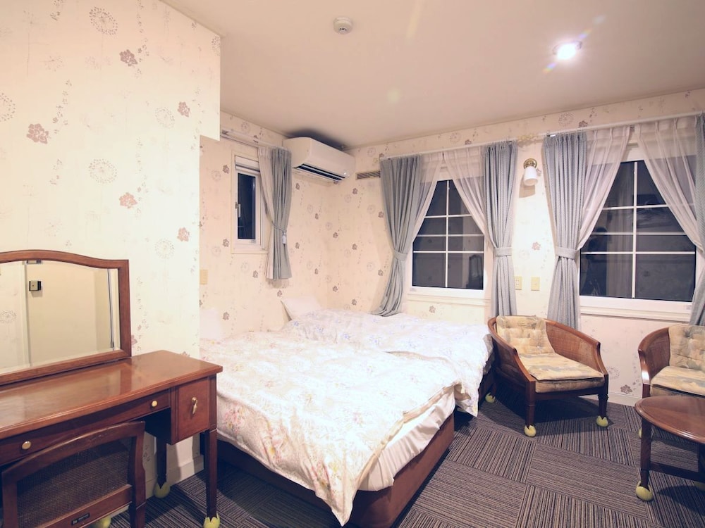 Twin Room, Private Bathroom, Corner (2nd Floor) photo 3