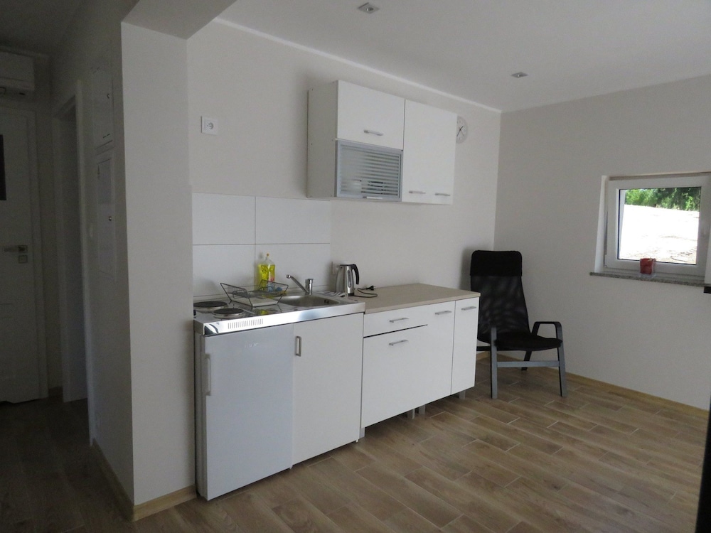 Bungalow (White) photo 2