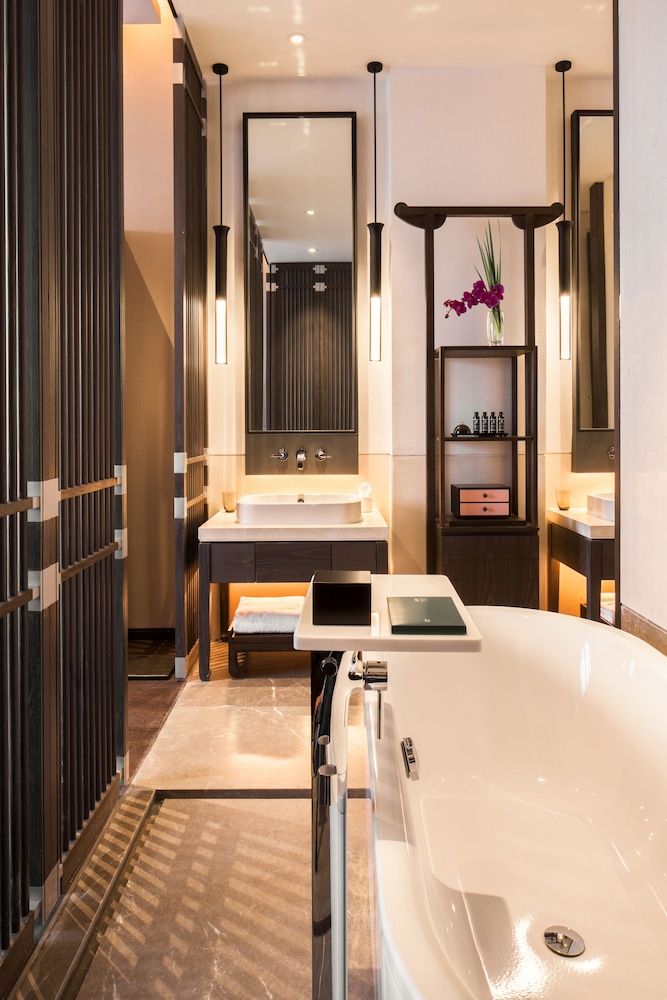 Deluxe King Room With Lake View photo 2