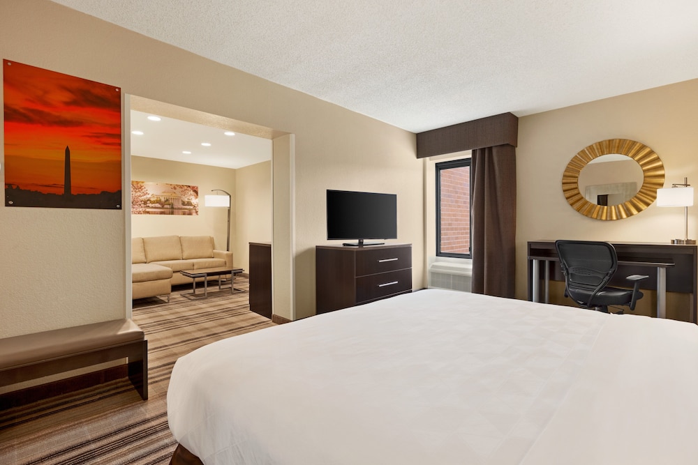 Suite, 1 King Bed - Photo 2