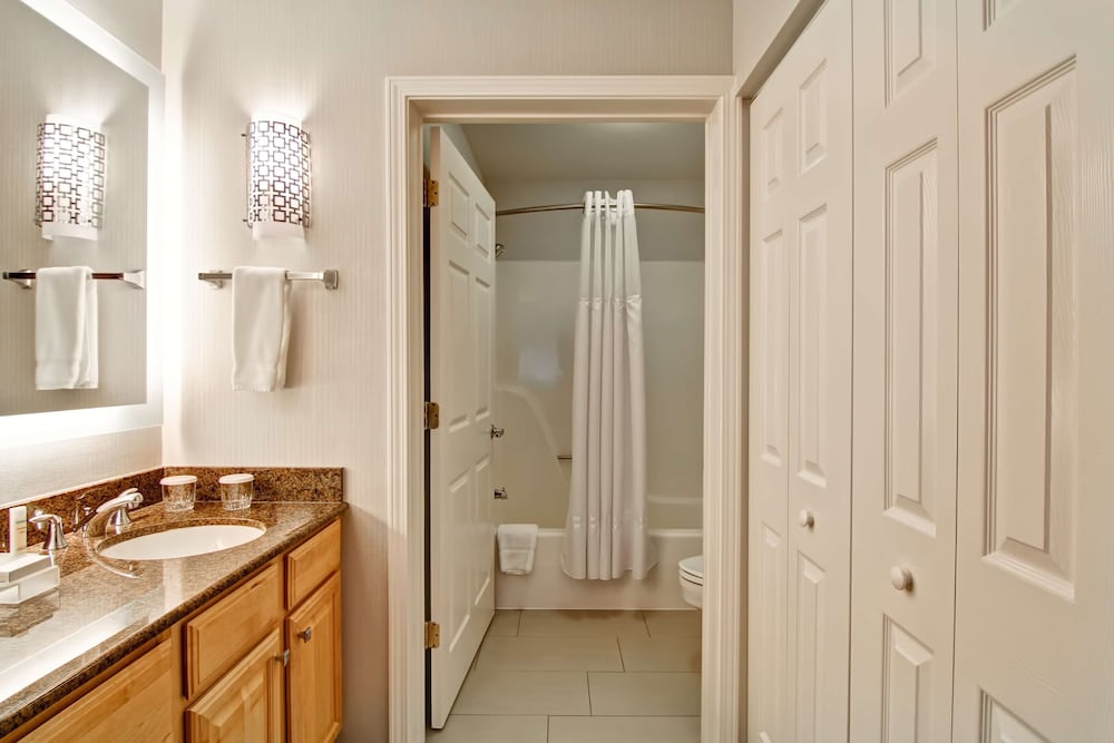 Suite, Accessible, Bathtub (1 Queen, 2 Double, and Sofabed) - Photo 6