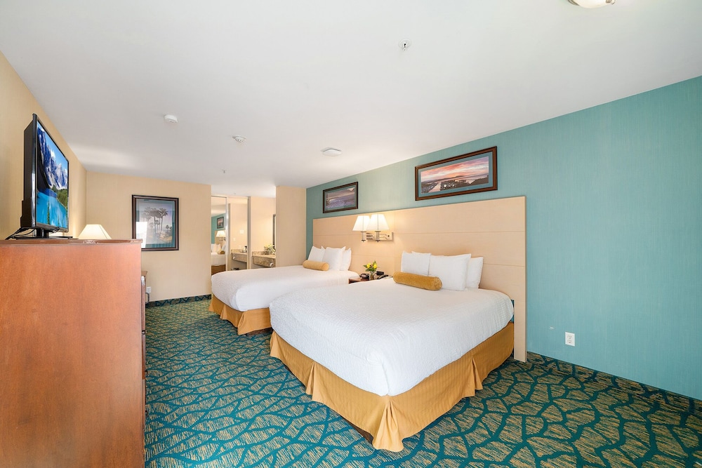 Standard Room, 2 Queen Beds, Balcony - Photo 3
