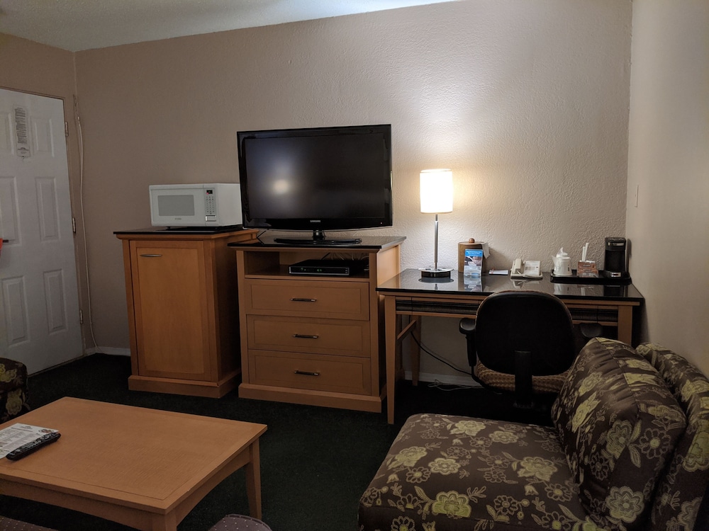 One room Suite, 1 King bed, non smoking - Photo 2