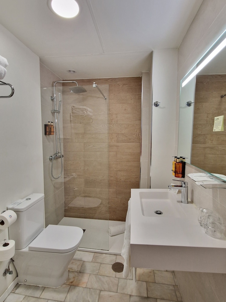 Deluxe Suite - Photo 17