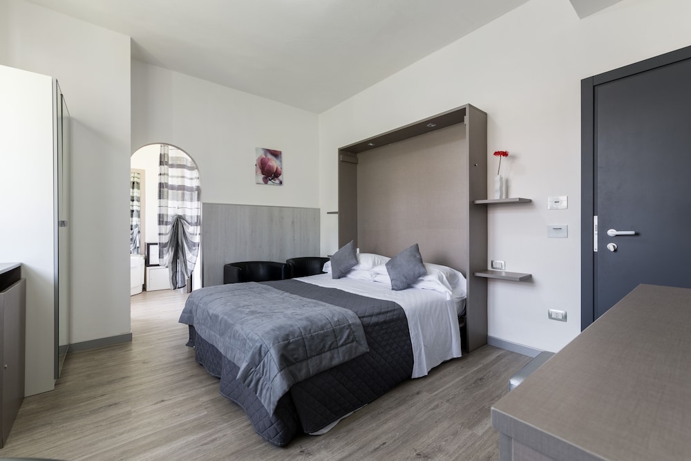 Deluxe Suite, Jetted Tub