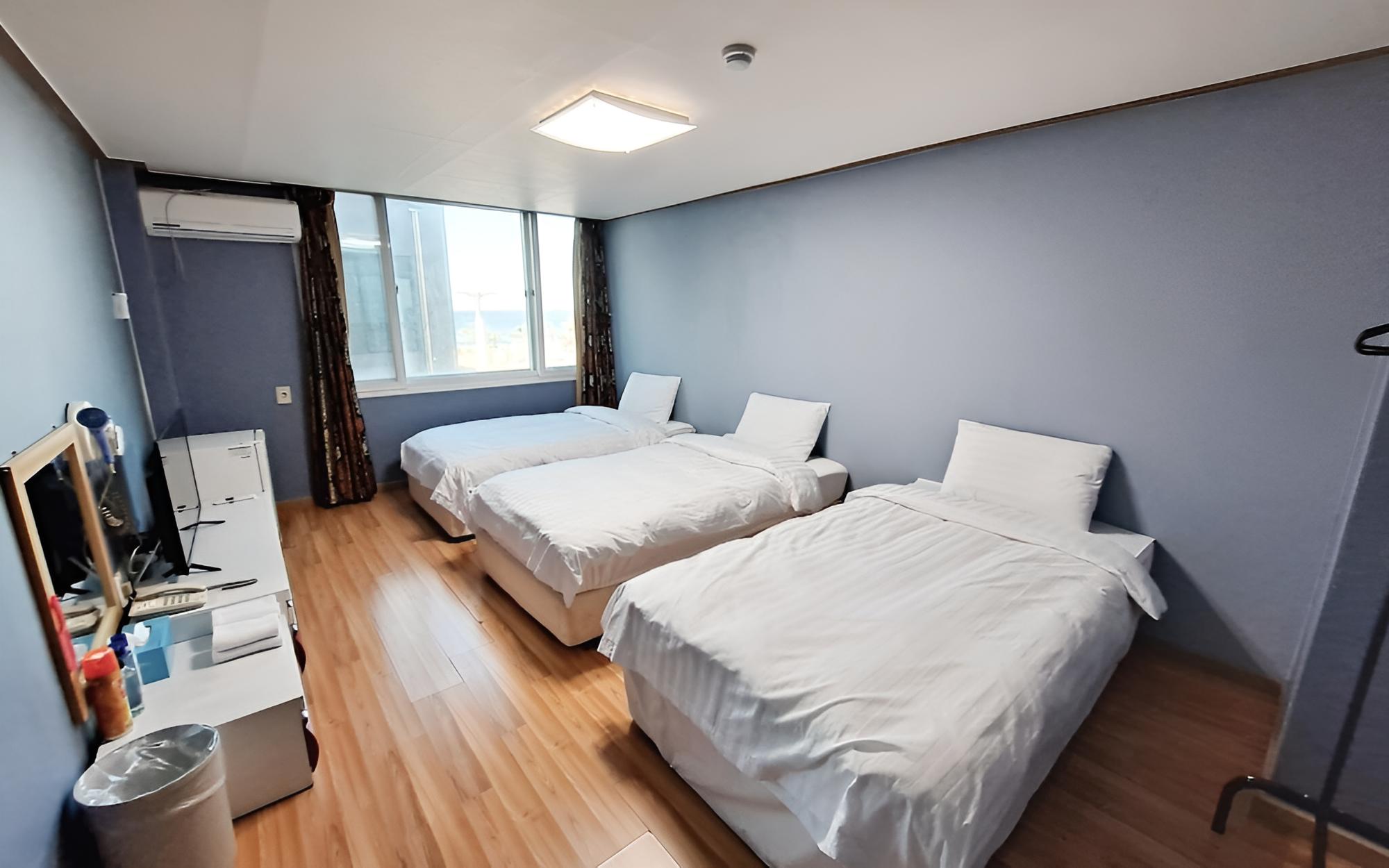Room (Single triple) photo 2