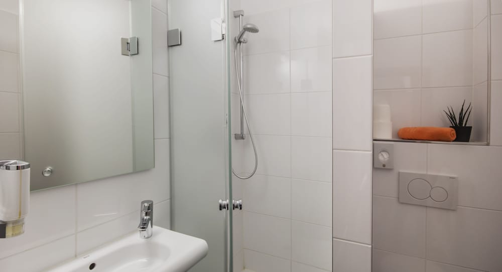 Standard Double or Twin Room - Photo 8