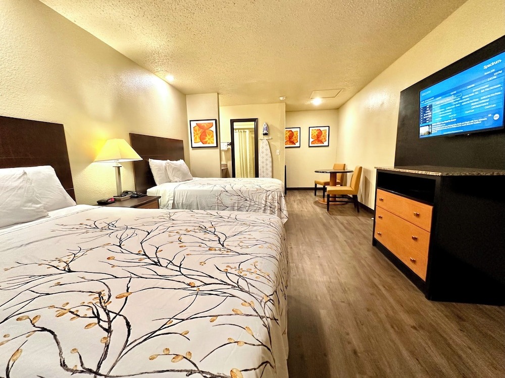 Standard Room, 2 Double Beds, Smoking - Photo 5