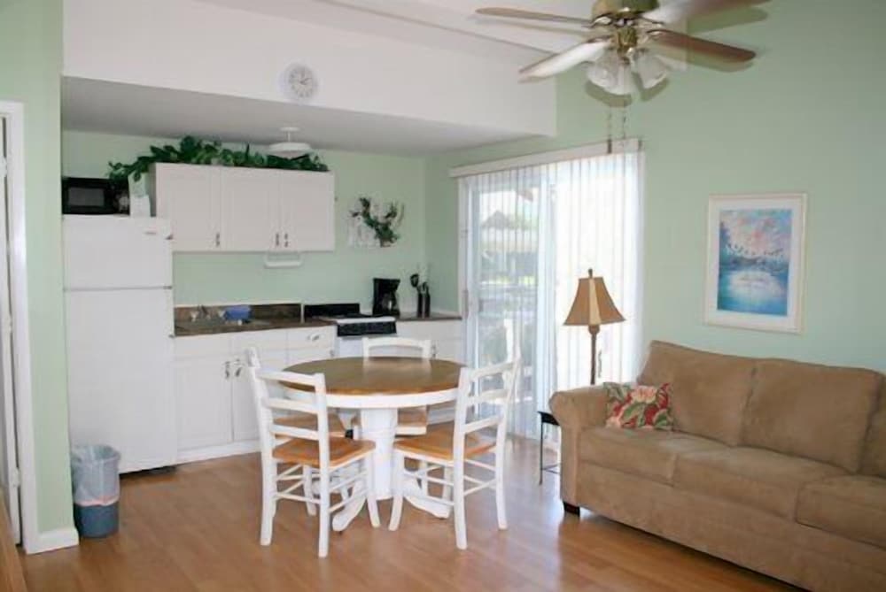 Studio, 1 Queen Bed, Kitchenette photo 3