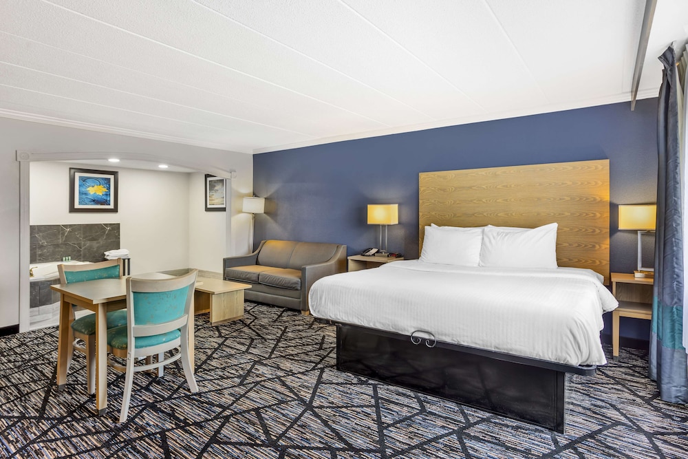 Suite, 1 King Bed, Non Smoking, Jetted Tub - Photo 1