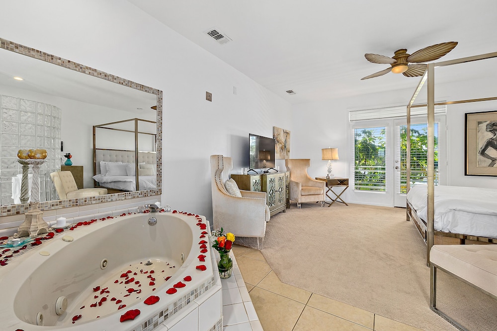 Romantic Studio Suite, 1 King Bed, Partial Ocean View, Courtyard Area photo 2
