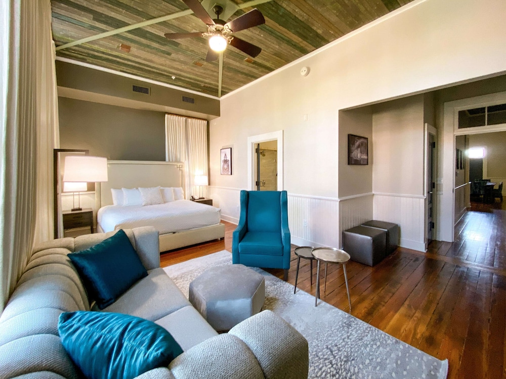 Suite, 2 Bedrooms (Penthouse) - Photo 2
