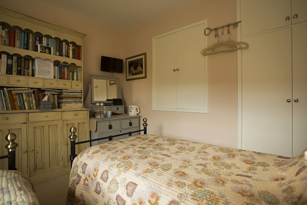 Twin Room, Private Bathroom (With Bath And Shower) photo 3