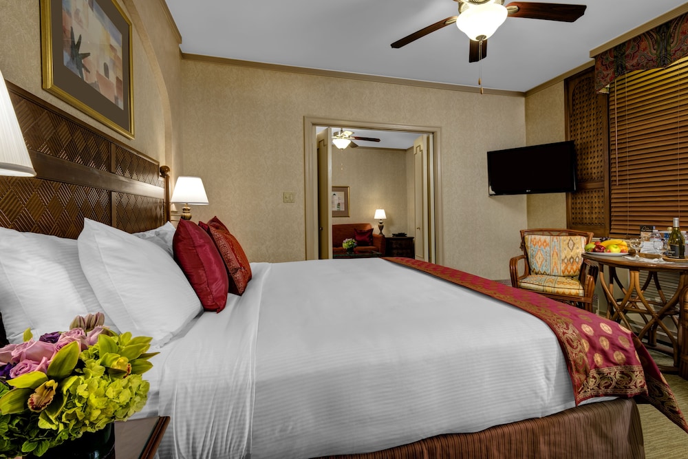 Suite, 1 King Bed thumbnail 5