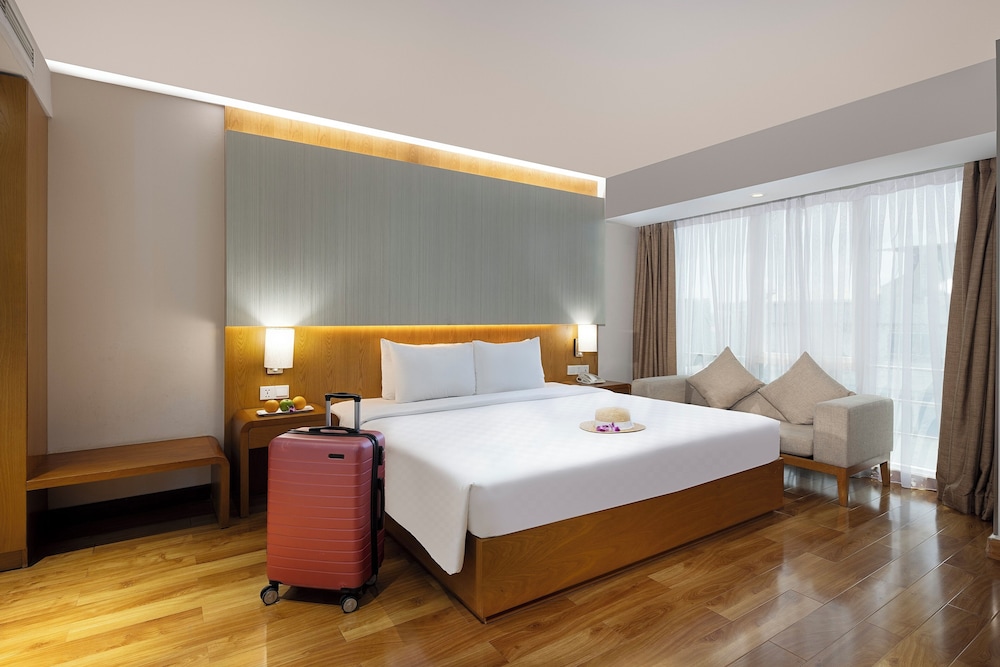 Elegant Corner Suite - Daily Free Afternoon & Mini Bar photo 2