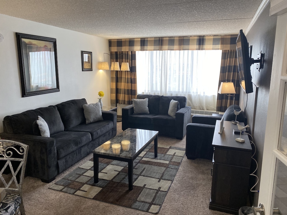 Premier Suite, 1 King Bed, Non Smoking, Tower (One-Bedroom) photo 2