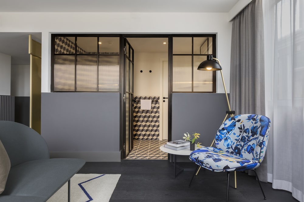 Premium Room, 1 King Bed (Street View)