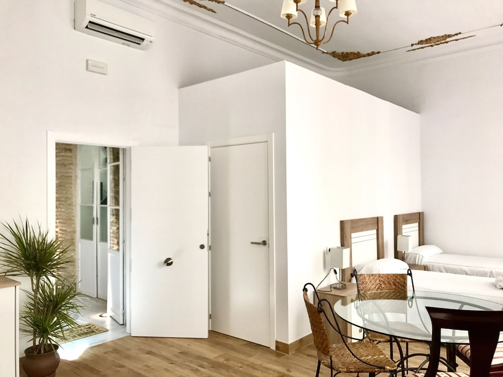 Estudio con camas individuales y balcones