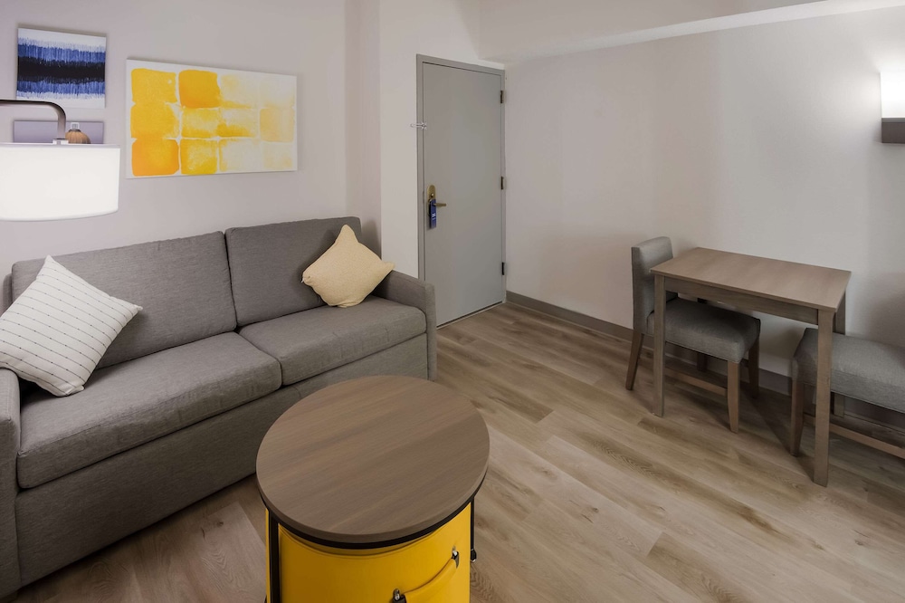 Suite, 1 King Bed, Non Smoking