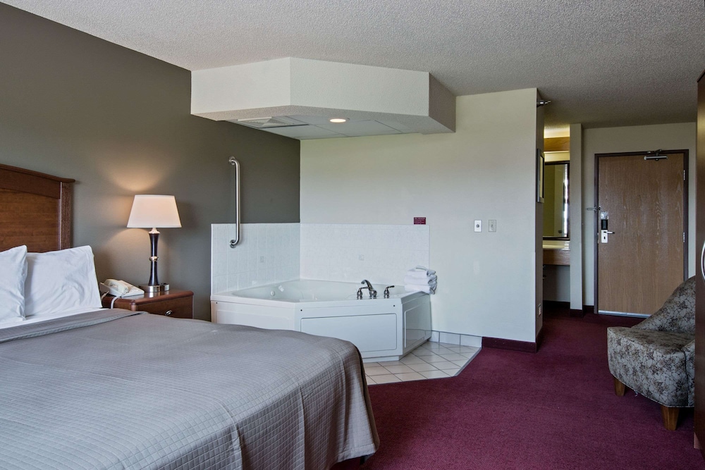 Suite, 1 King Bed, Non Smoking (One-Bedroom) photo 1