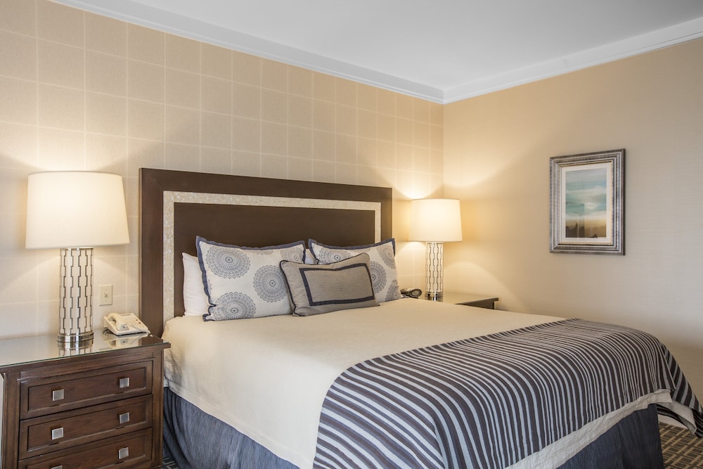 Deluxe Room, 1 King Bed thumbnail 5