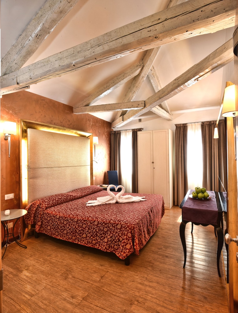 Deluxe Double or Twin Room photo 1