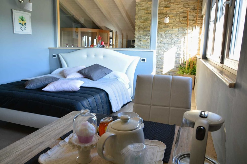 Deluxe Room, 1 Queen Bed, Jetted Tub