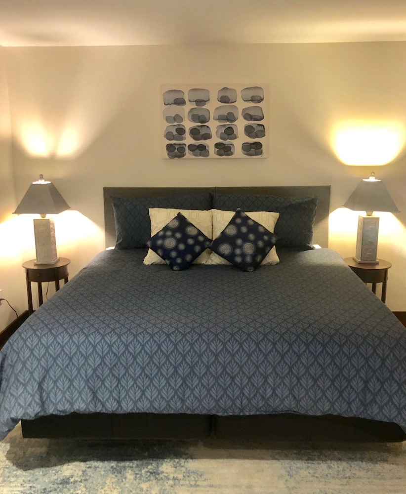Premium Room, 1 King Bed photo 2