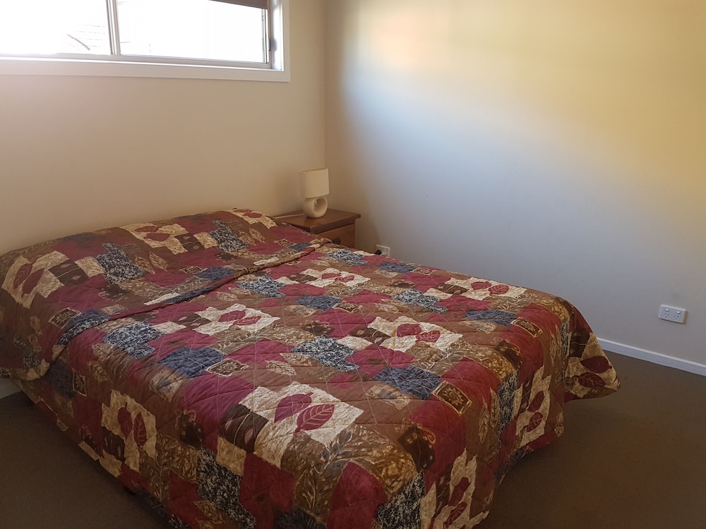 3 Bedroom Waterfront Cabin (1 Queen, 1 Double, 2 Single, 1 Bunk) - 5 photo 2