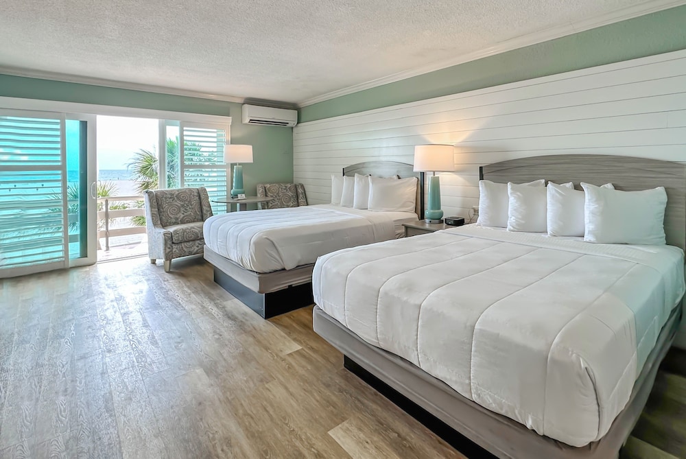 Room, 2 Queen Beds, Refrigerator & Microwave, Beach View (Gulf Front) photo 1