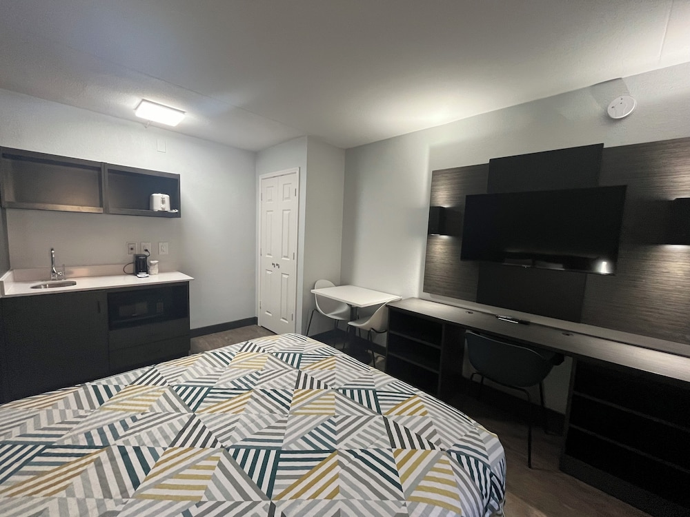 Standard Room, 1 King Bed, Non Smoking, Kitchenette - Photo 5