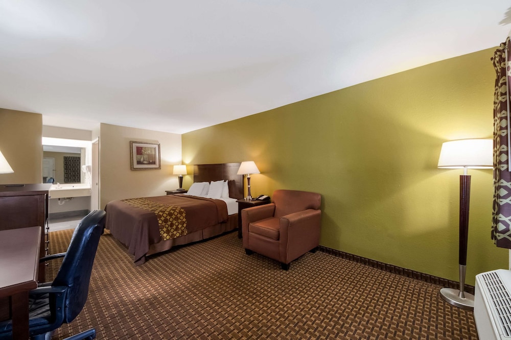 Standard Room, 1 King Bed, Smoking - Photo 1