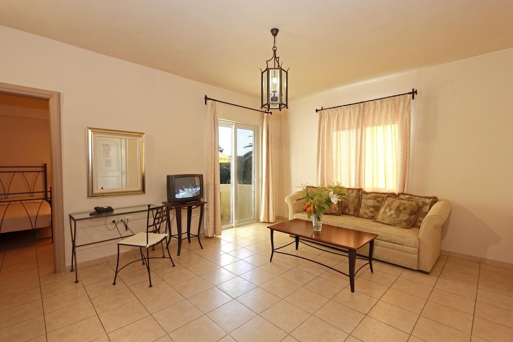 Superior Suite, 1 Bedroom, Pool View
