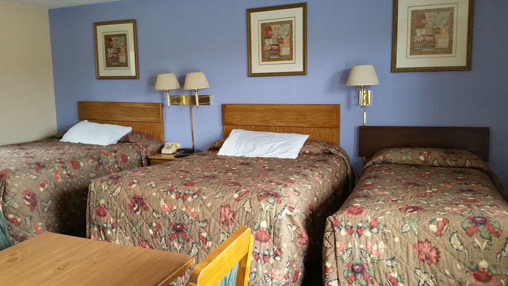 Standard Room, 2 Queens and 1 Full Bed photo 1